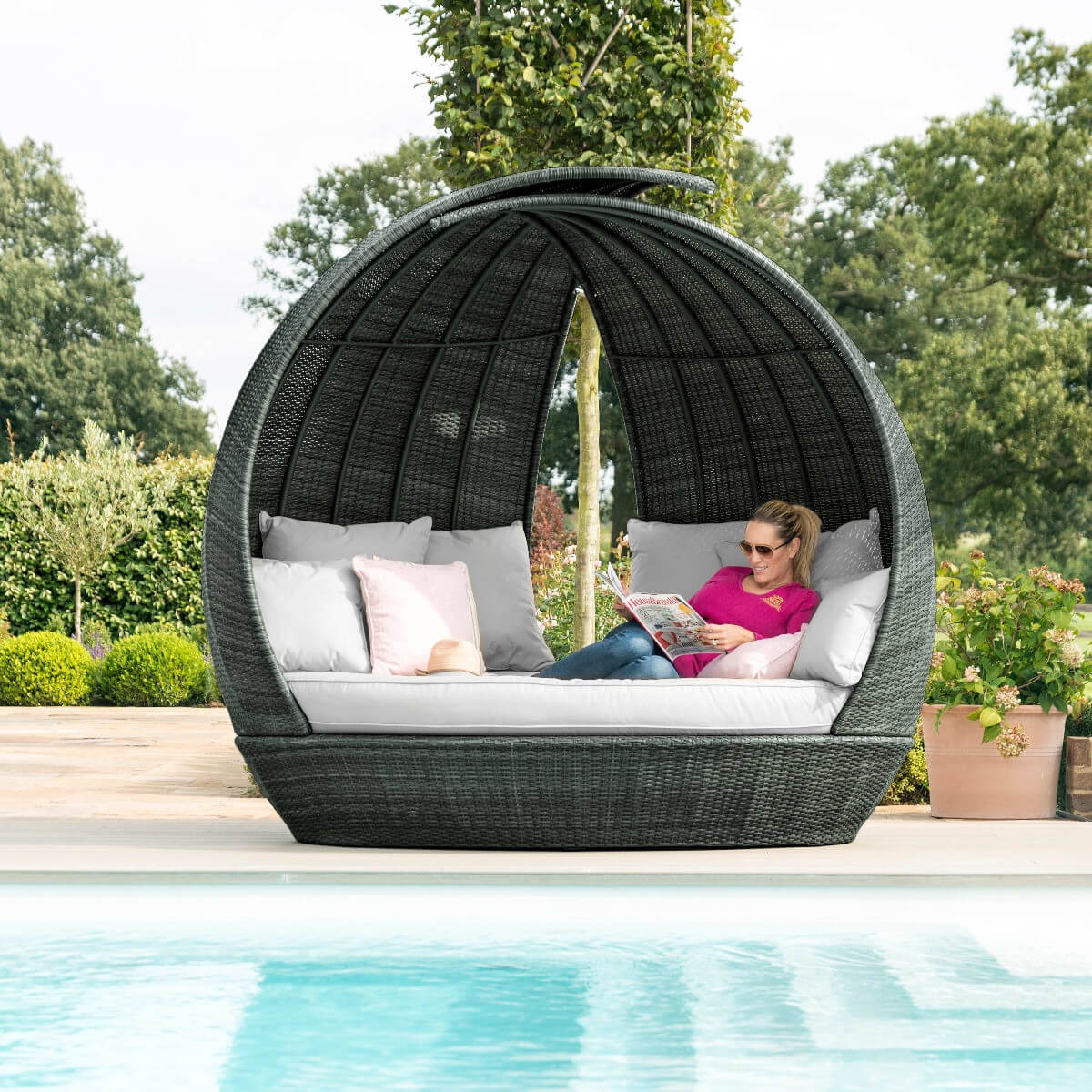 Maze Outdoor Lotus Daybed